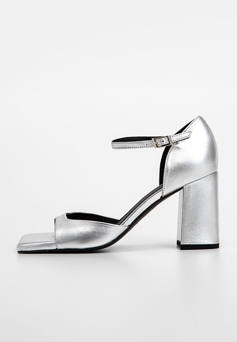 ALOHAS Sandalen met hoge hak zilverkleurig ALOHAS Sandalen met hoge hak zilverkleurig