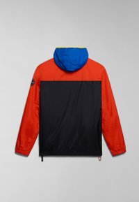 Chaqueta ligera y colorida con parte superior naranja, parte inferior negra y capucha azul. Fabricada en un material de textura suave, incluye puños elásticos.