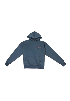 Sweatshirt en coton bleu avec une poche frontale, capuche réglable à cordon, et texte brodé sur le côté gauche de la poitrine. Texture douce et coupe décontractée.