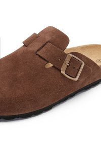 Sandale en daim marron avec une surface texturée, sangle à boucle ajustable et semelle intérieure en liège moulée, dotée d'une semelle en caoutchouc noir.