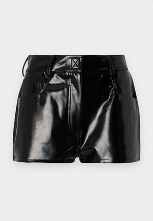 Shorts negros y brillantes de material sintético. Presentan una cintura ajustada, trabillas para el cinturón y bolsillos frontales con detalles de costura prominentes.