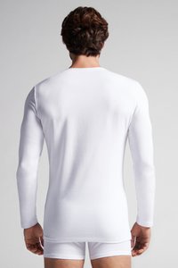 Witte lange mouwen shirt gemaakt van zacht stof, met een ronde halslijn en een aansluitend ontwerp, gezien van achteren.