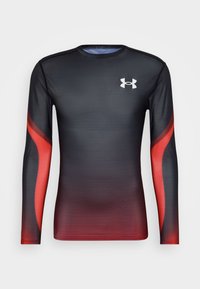 T-shirt de sport à manches longues en noir avec un design dégradé rouge, présentant une coupe ajustée, une texture lisse et un logo sur le haut à gauche de la poitrine.