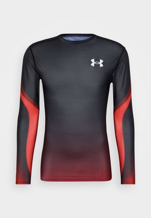Camisa deportiva de manga larga en negro con diseño en degradado rojo, que presenta una forma ajustada, textura suave y logotipo en la parte superior izquierda del pecho.