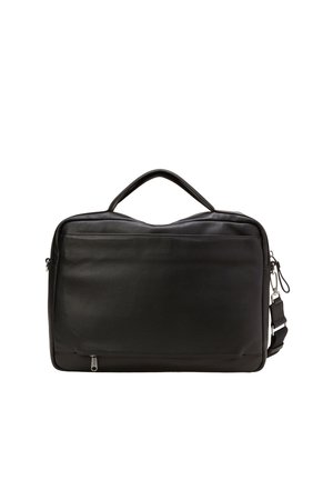 Serviette en cuir noir avec poignée supérieure, poche avant zippée et bandoulière amovible sur fond blanc.