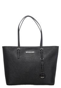 Sac fourre-tout noir en matériau synthétique texturé, comprenant deux poignées pour l'épaule, un logo en argent et un pendentif avec un charme circulaire.