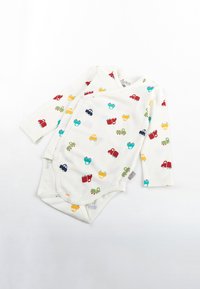Langärmliger Babystrampler in Creme mit bunten Autos und Fröschen bedruckt. Aus weichem Baumwollmaterial, mit Druckknopfverschluss unten für ein einfaches Ankleiden.