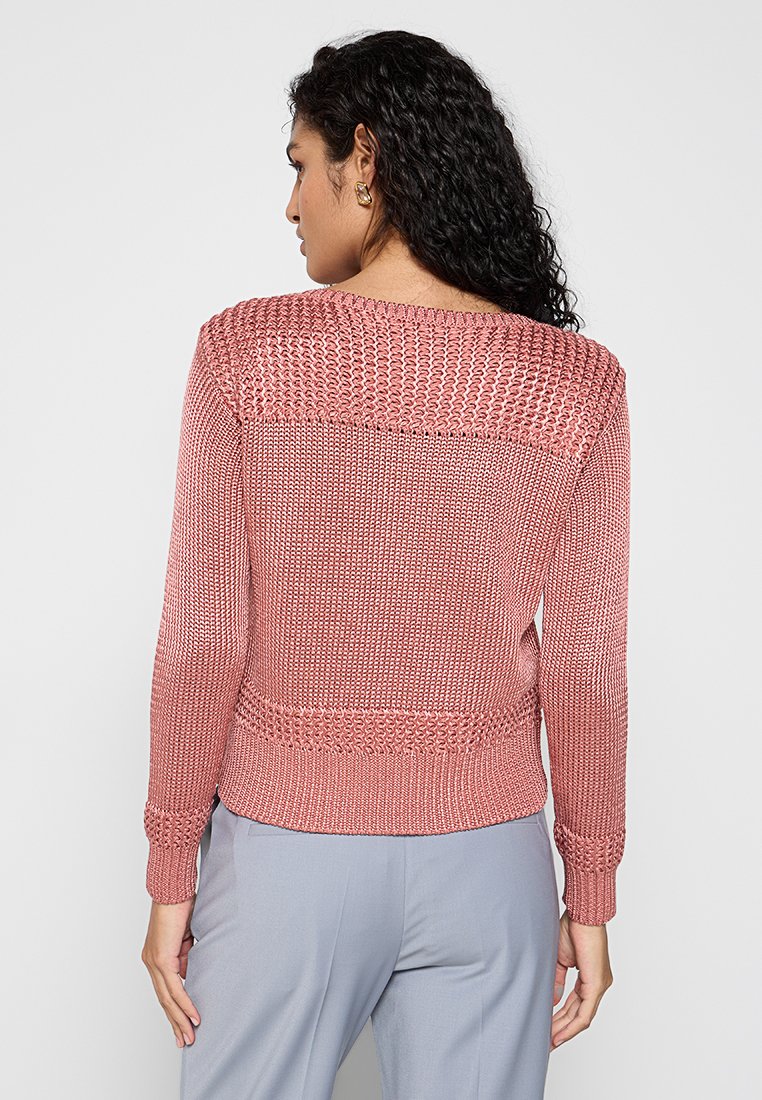 Maglione rosa a maglia con schiena testurizzata, polsini e orlo a coste, con una vestibilità leggermente ampia e un motivo a trama aperta.
