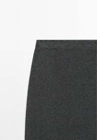 Dunkelgrauer, gestrickter Bleistiftrock mit hoher Taille und leicht zulaufendem Saum vor weißem Hintergrund.