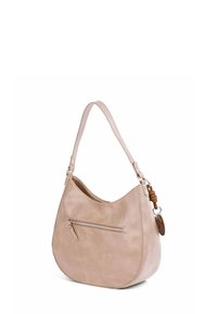 Světle béžová kožená taška na rameno s zakřiveným tvarem, nastavitelným ramenním popruhem, přední kapsou na zip a dekoračním přívěskem. Hladká textura.
