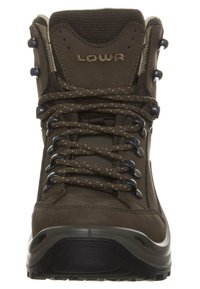 Bruine wandelschoen met een suede en textiel bovenwerk, versterkt vetersysteem, gestructureerde zool en gevoerde kraag voor ondersteuning.