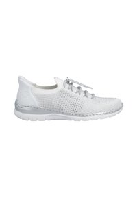 Baskets blanches en maille avec accents gris, semelle flexible, fermeture à lacets et col de talon rembourré, conçues pour un usage décontracté.