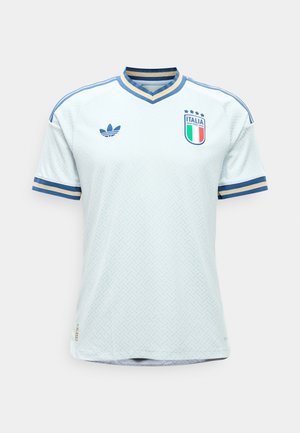 Valge Itaalia jalgpallimärk siniste ja kuldsete ääristega, Adidas'i logo vasakul rinnal ning Itaalia koondise vapp koos nelja tähega paremal rinnal.