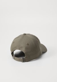 Olijfgroene honkbalpet met een gebogen klep, gemaakt van stevig materiaal, met een metalen gesp aan de achterkant voor een verstelbare pasvorm en ventilatiegaten.