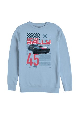 Jasnoniebieska bluza z czarnym samochodem wyścigowym, czerwonym napisem "Gotham Rally", szachownicą, numerem 45 oraz grafiką o tematyce wyścigowej.