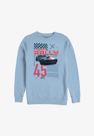 Sweat-shirt bleu clair avec voiture de course noire, texte rouge « Gotham Rally », drapeau à damier, numéro 45 et design graphique sur le thème de la course.