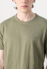 BOSS TEGOOD - Basic póló - open green