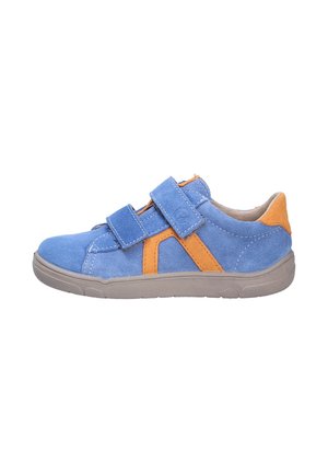 Chaussure en daim bleu avec deux bandes velcro, accents orange, bout arrondi et semelle grise. La vue de côté montre les détails de couture.