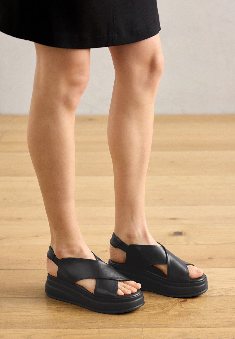 tamaris Sandalen met plateauzool zwart