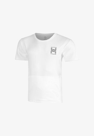 Camiseta blanca de manga corta y cuello redondo con un pequeño logotipo negro de "Under Armour" en el lado izquierdo del pecho.