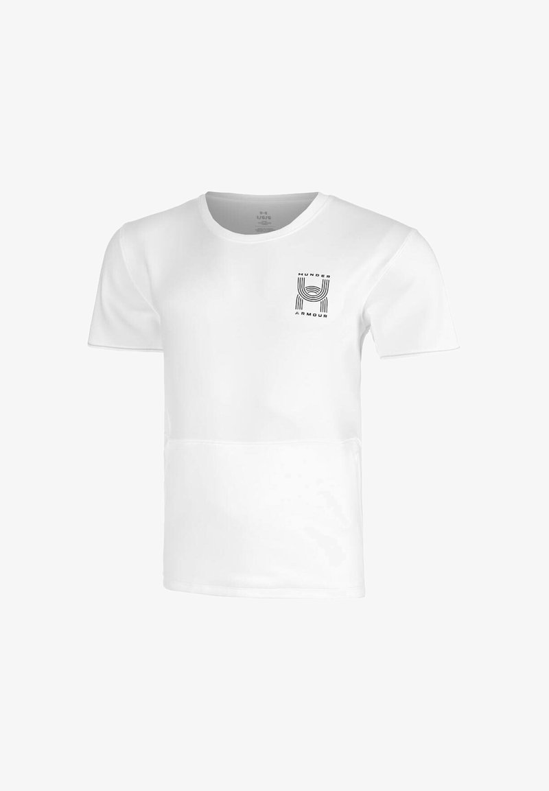 Camiseta blanca de manga corta y cuello redondo con un pequeño logotipo negro de "Under Armour" en el lado izquierdo del pecho.