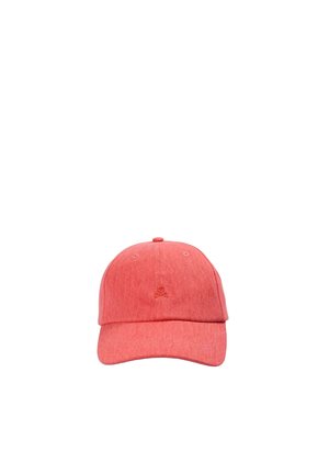 Gorra de béisbol roja con un pequeño logo bordado de calavera y huesos cruzados centrado en el panel frontal, sobre un fondo blanco.