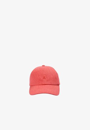 Gorra de béisbol roja con un pequeño logo bordado de calavera y huesos cruzados centrado en el panel frontal, sobre un fondo blanco.