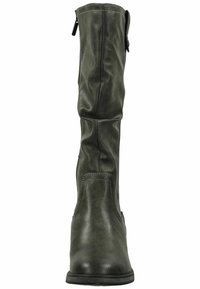 Bottes vertes en faux cuir, arrivant à mi-mollet, avec des plis verticaux, fermeture éclair sur le côté et semelle en caoutchouc plate ; finition texturée avec des accents cousus.
