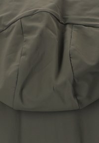 Olivengrüner, wasserabweisender Stoff mit glatter Textur; weist ein gerafftes Design an der Oberseite auf, das einer Kapuze oder einem Kragen ähnelt.