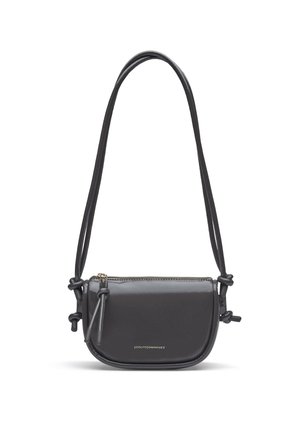 Sac à bandoulière noir avec une finition en cuir lisse, de forme arrondie, avec une fine sangle, une fermeture éclair dorée et un détail de nœud décoratif sur le côté.