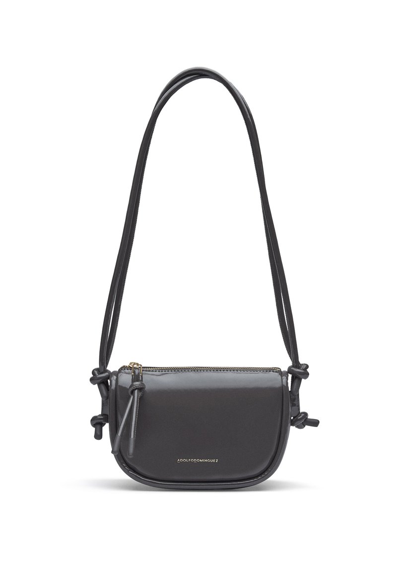 Borsa a tracolla nera con finitura in pelle liscia, forma arrotondata, tracolla sottile, zip dorata e dettaglio decorativo a nodo sul lato.