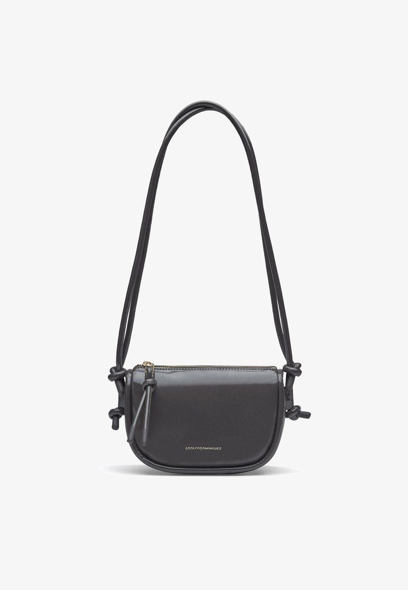 Svart axelväska med slät läderfinish, rundad form, tunn rem, guldfärgad dragkedja och dekorativ knutdetalj på sidan.