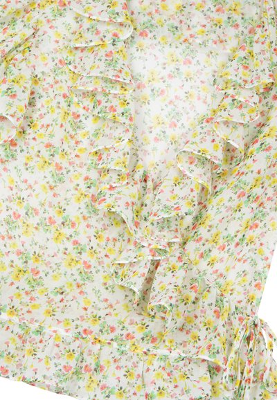 Tela blanca transparente con estampado floral amarillo y rosa, con volantes superpuestos y un delicado lazo en el lateral.