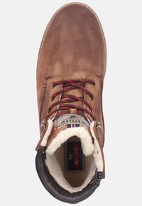 Bota de cuero marrón hasta el tobillo con cordones rojos, forro de piel de piel y suela texturizada marrón. Presenta un parche con el logo en la lengüeta y acentos metálicos.