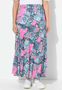 Jupe maxi avec un design en patchwork comportant des motifs floraux rose, bleu canard et marine. Fabriquée en tissu léger avec une silhouette évasée.