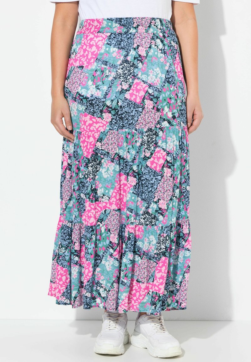Jupe maxi avec un design en patchwork comportant des motifs floraux rose, bleu canard et marine. Fabriquée en tissu léger avec une silhouette évasée.