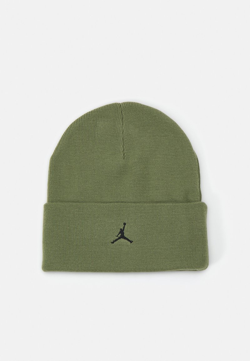 Zeleni pleteni beanie s preklopom. Ima crni Jumpman logo sprijeda. Mekani materijal i uski dizajn.