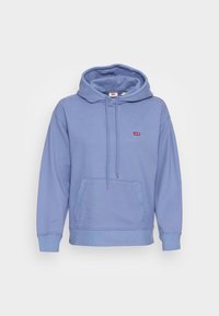 Ljusblå Levi's hoodie med framficka, dragsko på huvan och liten röd logotyp på vänster bröst mot en vit bakgrund.