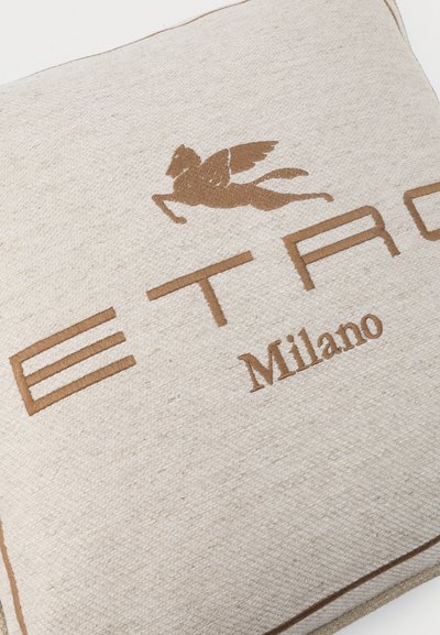 Coussin beige tissé avec logo brodé marron représentant un cheval ailé et texte "ETRO Milano" centré sur la surface du tissu.