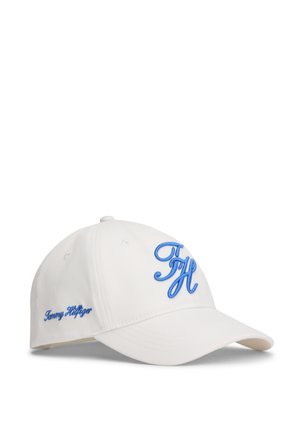 Λευκό καπέλο μπέιζμπολ με μπλε κεντημένα αρχικά "TH" στο μπροστινό μέρος και "Tommy Hilfiger" στο πλάι, με καμπυλωτό γείσο και ρυθμιζόμενο πίσω μέρος.