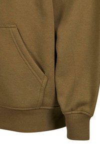 Brauner Pullover mit Kängurutasche, gerippten Bündchen und Saum. Weicher Stoff mit strukturierter Oberfläche, der Nähte zeigt.