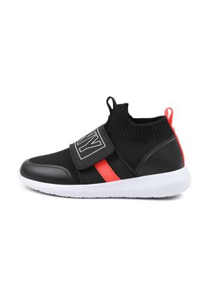 Sneaker atletica nera con tomaia in maglia, dettagli rossi e chiusura in Velcro. Presenta una suola in gomma bianca e un passante sul tallone.