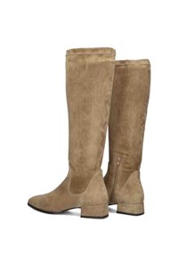 Knee-high beige suède laarzen met een zijrits, vierkante neus en een lage blokhak. Glad textuur met een eenvoudig ontwerp.