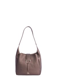 Bolso de mano de cuero marrón con una forma estructurada, que cuenta con un cierre de solapa en la parte delantera y un acento en tono dorado. Una correa para el hombro para llevar.