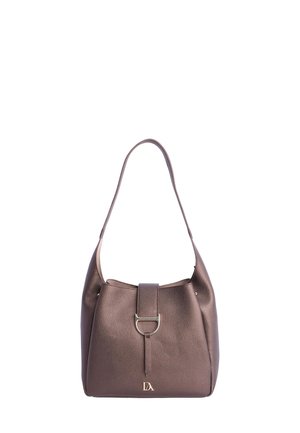 Bolso de mano de cuero marrón con una forma estructurada, que cuenta con un cierre de solapa en la parte delantera y un acento en tono dorado. Una correa para el hombro para llevar.