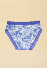 Blaue Baumwollunterwäsche mit einem malerischen Druck von Bäumen und Booten, umgeben von einer Spitzenkante entlang des Bundes und der Beinöffnungen.