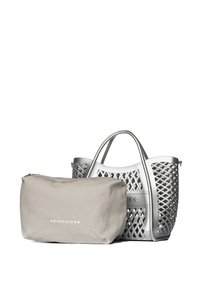 Borsa tote perforata argento con manici arrotondati, abbinata a una pochette in tela beige con testo del logo bianco.