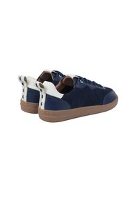 Sneaker blu navy con tomaia in suede e pelle, dettagli bianchi, punta rotonda e suola in gomma. Presenta perforazioni per la ventilazione.