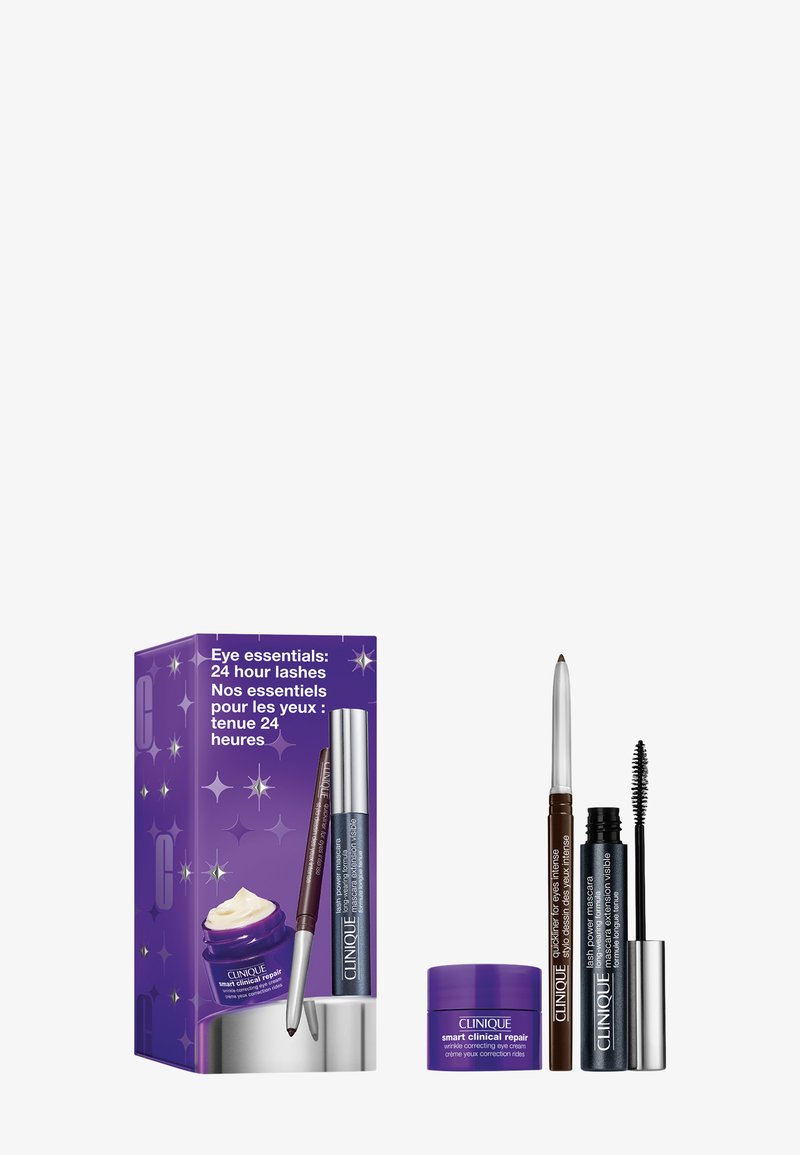 De Clinique Eye Essentials set bevat een paarse doos met zilveren accenten, een donkeren bruine eyelinerpotlood, een blauwe mascara en een klein potje oogcrème.