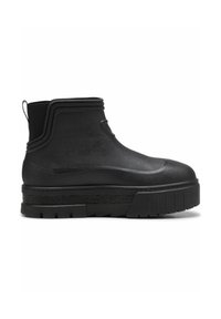 Botte noire en caoutchouc montant à la cheville avec une semelle épaisse texturée, design sans lacets et languette en tissu à l'arrière du talon.